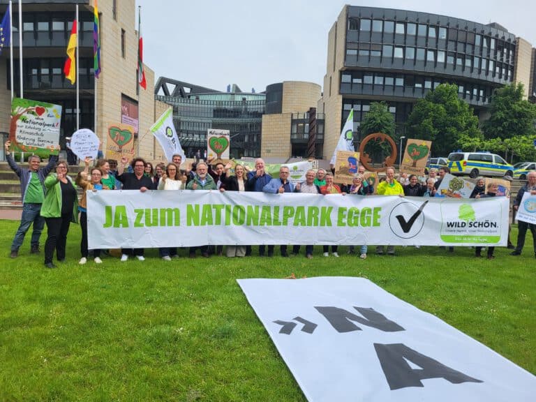 Kundgebung vor dem Landtag für einen zweiten Nationalpark in NRW