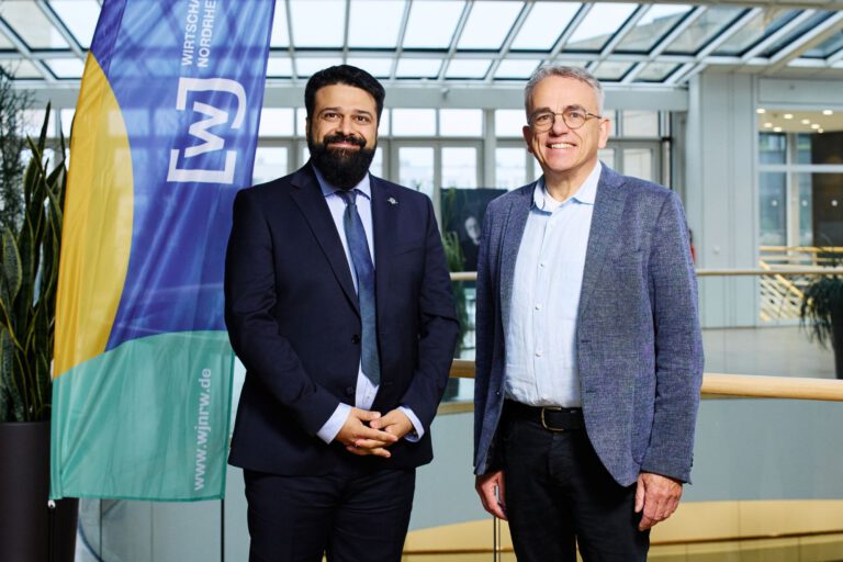 Wirtschaftsjunior Reza Abdi begleitet Volkhard Wille im Düsseldorfer Landtag